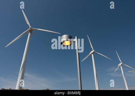 Windenergieanlagen und einer Straßenlaterne vor einem strahlend blauen Himmel am Parque Eolico in Teneriffa-Kanarische Inseln-Spanien-Europa Stockfoto