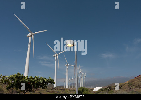 Windenergieanlagen und einer Straßenlaterne vor einem strahlend blauen Himmel am Parque Eolico in Teneriffa-Kanarische Inseln-Spanien-Europa Stockfoto