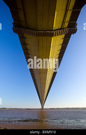 Digital verändert Foto der Humber-Brücke, Beitritt East Yorkshire mit North Lincolnshire, England Stockfoto