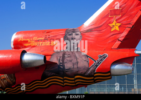 Detail der Graffiti auf eine Tupolev Tu-154 mit der Roten Armee Siegen im All-Russian Exhibition Center in Moskau, Russland Stockfoto