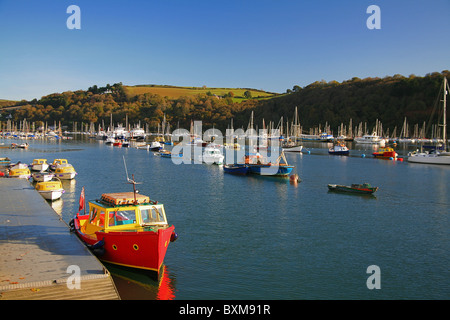 Der Fluss Dart und verschiedene Schiffe wie gesehen von der Nord-Damm bei Dartmouth, Devon, England, UK Stockfoto