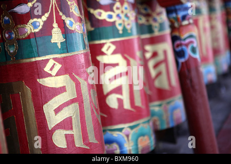 Gebetsmühlen in der Sakya-Kloster, einem buddhistischen Kloster ca. 127km westlich von Shigatse in Tibet. Stockfoto