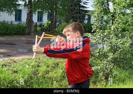 Junge mit Schleuder Stockfoto