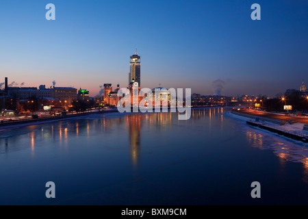 Panoramablick auf das Swissotel (Red Hills), die Moskauer internationalen Haus der Musik während der Winterzeit in Moskau, Russland Stockfoto