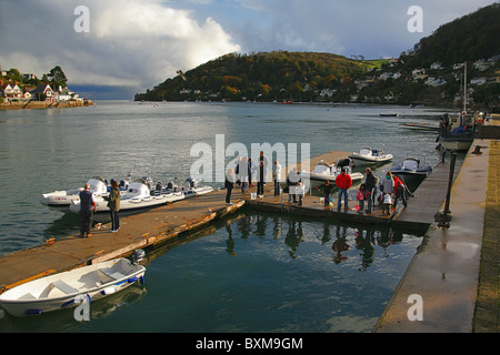 Familien, die versuchen, Krebse fangen auf einem Ponton auf dem River Dart bei Dartmouth, Devon, England, UK Stockfoto