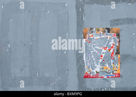 Schichten von Plakaten auf eine Betonwand gerissen Stockfoto