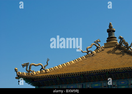 Detail von einem Zeltdach von einem tibetisch-buddhistischen Tempel in Chengde Stockfoto