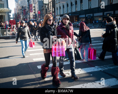 Shopper in Midtown Manhattan in New York Stockfoto