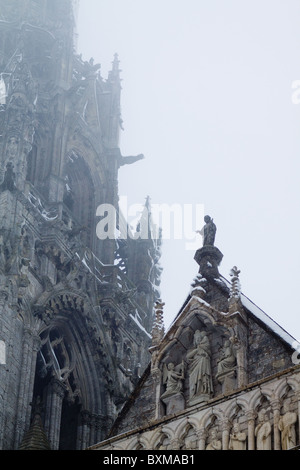 Der extravagante gotische Nord-Turm der Kathedrale von Chartres, Frankreich Stockfoto