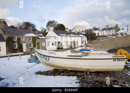 Moelfre ISLE OF ANGLESEY Wales UK Dezember Motorboote auf Schneebedeckter Strand dieses kleine Fischerdorf auf atemberaubende Holiday Island Village Stockfoto