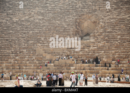 Der Eingang des Grabes. Näher die Waage zwischen Mensch und die Pyramide von Gizeh. Stockfoto