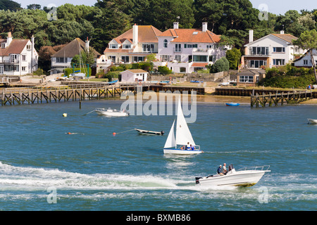 Vergnügungsbootfahrten in Poole Harbour bei Sandbanks, Dorset, Großbritannien Stockfoto