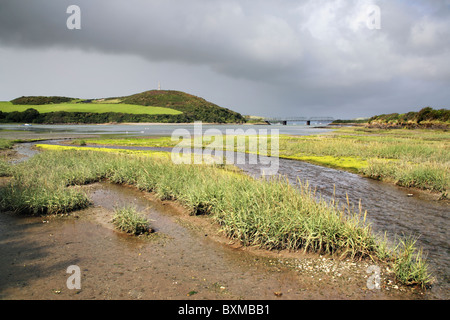 Little Petherick Creek in der Nähe von Padstow mit Dennis Hill und die Camel Trail-Brücke auf die horizion Stockfoto