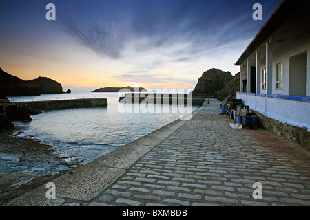 Mullion Cove auf Cornwalls Lizard Halbinsel erfasst bei Sonnenuntergang Stockfoto