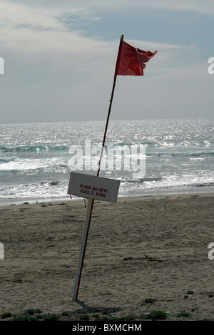 Rote Fahne. Alarmzeichen, nehmen ein erfrischendes Bad im Meer, unsicherer Bereich verboten. Stockfoto