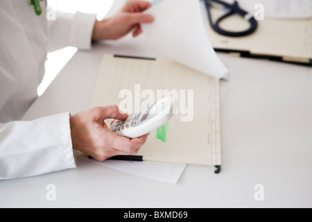 Arzt rufende Patienten am Telefon Stockfoto