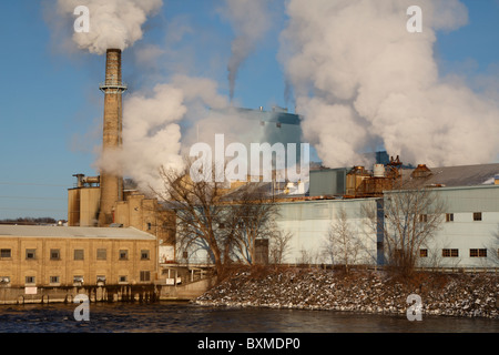 Rauch, wogenden aus einer Papierfabrik am Ufer des Mississippi River. Stockfoto