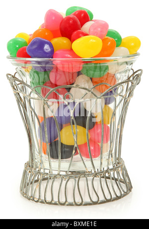 Bunte Gummibärchen im dekorativen Glas jar über weiß. Stockfoto