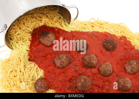 Großen Topf Nudeln Spaghetti mit Fleischbällchen und Sauce verschüttet heraus auf weißem Hintergrund. Stockfoto