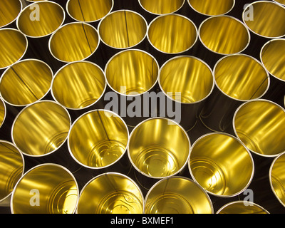 Leere Dosen am Fließband in einer Fabrik, gefüllt werden. Stockfoto