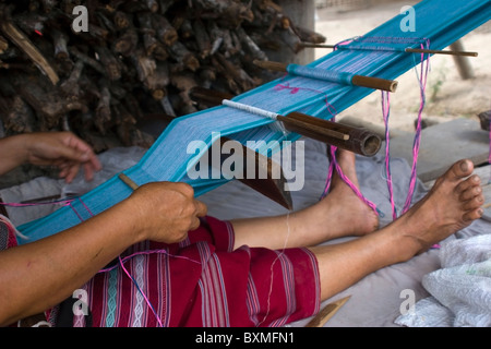 Eine ethnische Lahu Frau ist Handarbeit in Ban Mae Han Dorf Thailand bunten Tuch weben. Stockfoto