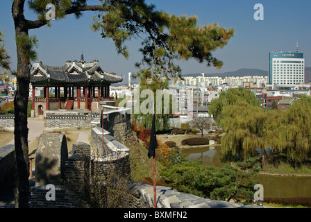 Nordöstlichen Pavillon der Hwaeseong Festung, Suwon, Südkorea Stockfoto