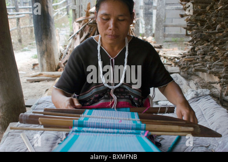 Eine ethnische Lahu Frau ist Handarbeit in Ban Mae Han Dorf Thailand bunten Tuch weben. Stockfoto