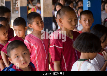 Eine Gruppe von Kindern ethnischer Lahu werden in Ban Mae Han Grundschule in Thailand gesammelt. Stockfoto