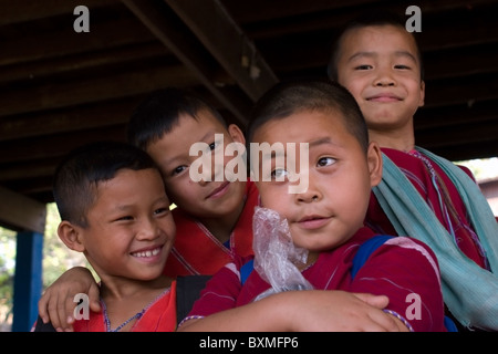 Eine Gruppe von glücklich und verspielt Lahu jungen genießen Sie ihren Nachmittag in Ban Mae Han Grundschule in Thailand. Stockfoto