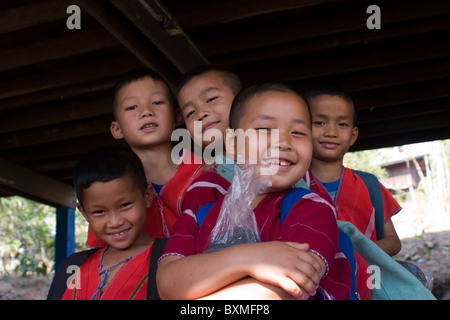 Eine Gruppe von glücklich und verspielt Lahu jungen genießen Sie ihren Nachmittag in Ban Mae Han Grundschule in Thailand. Stockfoto