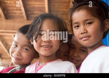 Eine Gruppe von glücklichen Kindern genießen Sie ihren Nachmittag in Ban Mae Han Grundschule in Thailand. Stockfoto