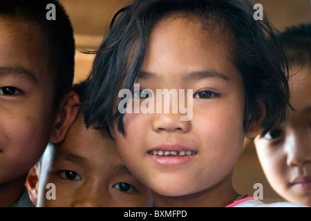 Eine Gruppe von glücklichen Kindern genießen Sie ihren Nachmittag in Ban Mae Han Grundschule in Thailand. Stockfoto