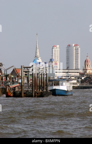 Ein Wasser-Taxi wartet auf die Passagiere am Tha Tien Anschlag 8 auf den Fluss Chao Phraya in Bangkok, Thailand. Stockfoto