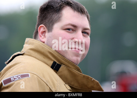 Ein Feuerwehrmann-Porträt in einer Feuerwehr-Jacke Stockfoto