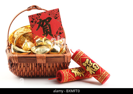 Chinesische Neujahr Ornament - Korb von Goldbarren mit Wort und Feuer Cracker Segen. Stockfoto