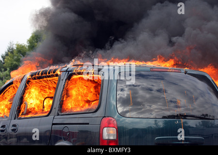 Ein Auto auf Feuer mit Flammen Stockfoto