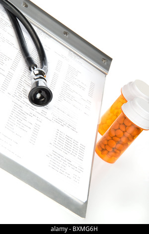 Gesundheits-Konzept mit Stethoskop, Ergebnisse von Labortests und Tablettenfläschchen Stockfoto