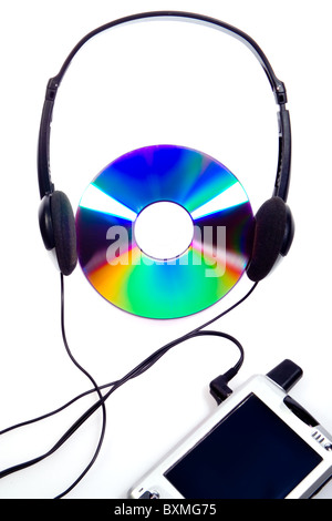Anhören von Musikkonzept mit Smartphone, Kopfhörer und CD Stockfoto