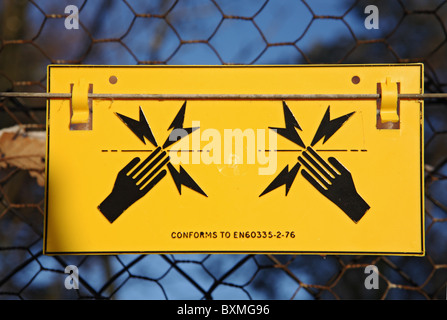 Schild Warnung vor der Gefahr eines Schlages von einem elektrifizierten Grenzzaun. England, UK Stockfoto
