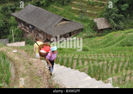 Chinesische Frauen auf dem Weg zur Arbeit auf die Reisterrassen in Guilin Bereich, Südchina. Stockfoto