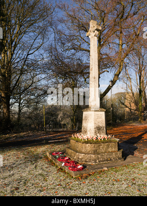 Mohnblumen auf Kreuze zum Gedenken an Tote Soldaten am Volkstrauertag in einem englischen Kirchhof. Stockfoto