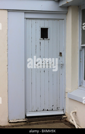 Eine Holztür, hellblau lackiert und wird neu lackiert, wie der Lack peeling ist und das Holz verrotten brauchen. Stockfoto