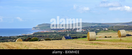 Gemäht Feld und Blick über das Dorf Hamiot und Cap Blanc Nez mit Dover Patrol Memorial, Côte d ' Opale, Pas-de-Calais, Frankreich Stockfoto