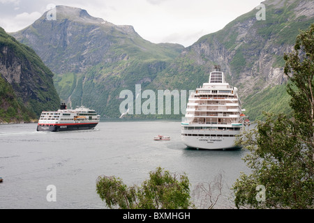 Das Hurtigruten Schiff M/S Trollfjord und Crystal Cruises Schiff Crystal Symphony in den Geirangerfjord, Norwegen Stockfoto