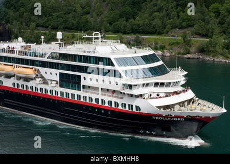 Das Hurtigruten Schiff M/S Trollfjord in den Geirangerfjord, Norwegen Stockfoto