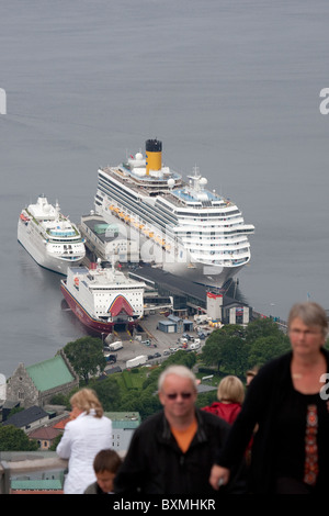 Fahrgastschiffe, die vom Berg Fløyen, Bergen angesehen. Stockfoto