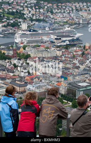 Fahrgastschiffe, die vom Berg Fløyen, Bergen angesehen. Stockfoto