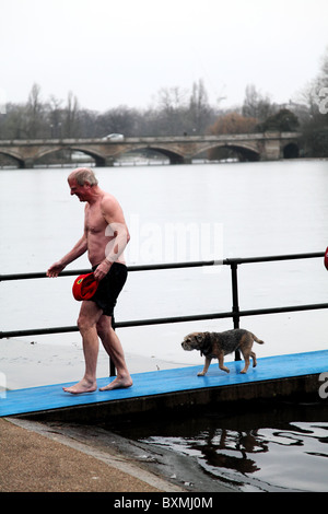 Am Weihnachtstag 2010 an der Serpentine Schwimmverein in Hyde Park, London. Stockfoto