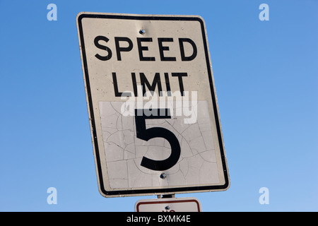 Ein sehr langsam Tempolimit Schild: 5 MPH. Stockfoto