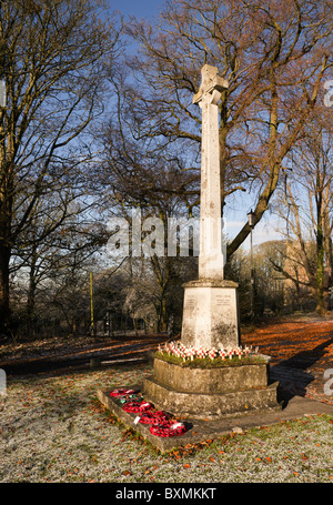 Mohnblumen auf Kreuze zum Gedenken an Tote Soldaten am Volkstrauertag in einem englischen Kirchhof. Stockfoto